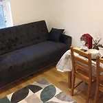 F2 2 Bed Flat In Hammersmith Opposite Olympia - Sleeps 5 People