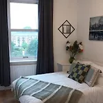 F2 2 Bed Flat In Hammersmith Opposite Olympia - Sleeps 5 People