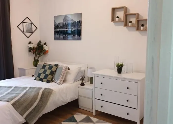 F2 2 Bed Flat In Hammersmith Opposite Olympia - Sleeps 5 People
