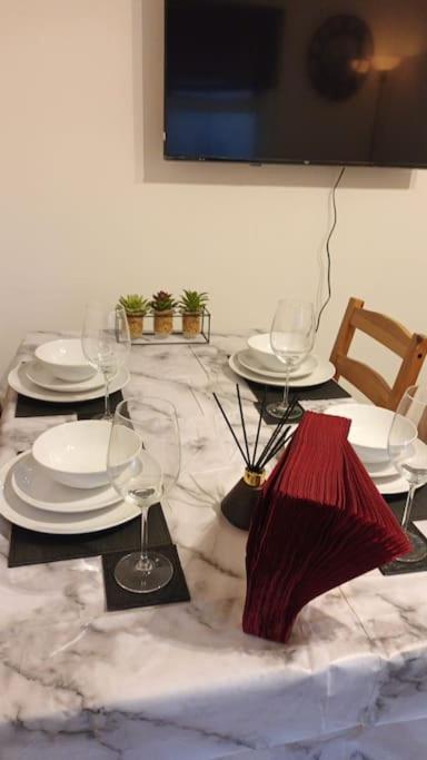 Apartment F2 2 Bed Flat In Hammersmith Opposite Olympia - Sleeps 5 People London