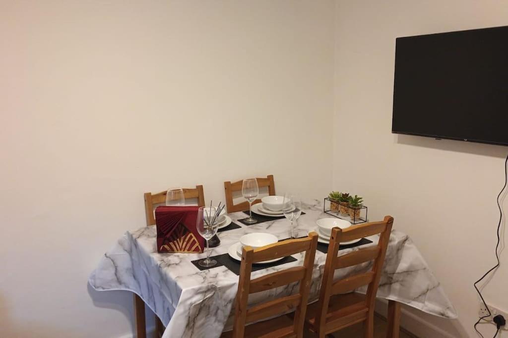 F2 2 Bed Flat In Hammersmith Opposite Olympia - Sleeps 5 People * London