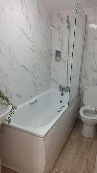 Apartment F2 2 Bed Flat In Hammersmith Opposite Olympia - Sleeps 5 People *