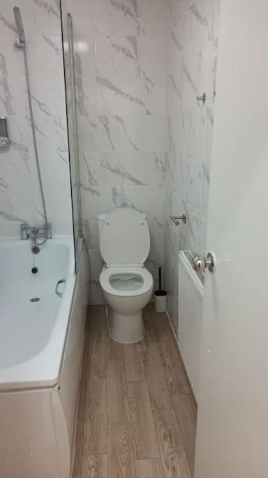 Apartment F2 2 Bed Flat In Hammersmith Opposite Olympia - Sleeps 5 People *