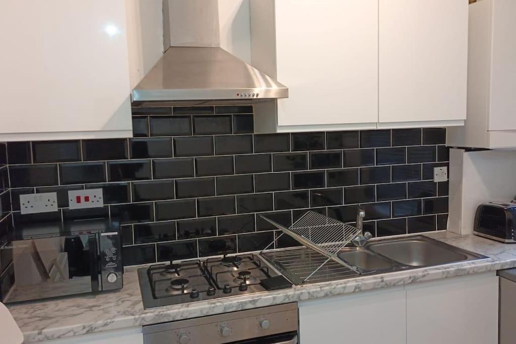 F2 2 Bed Flat In Hammersmith Opposite Olympia - Sleeps 5 People *